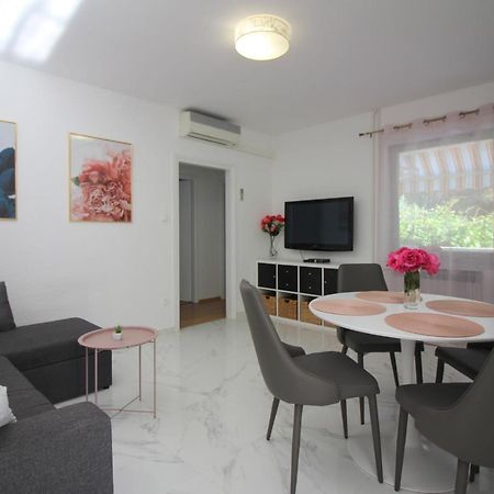 Modern Apartment Sabina With Nice Garden โปเรช ภายนอก รูปภาพ
