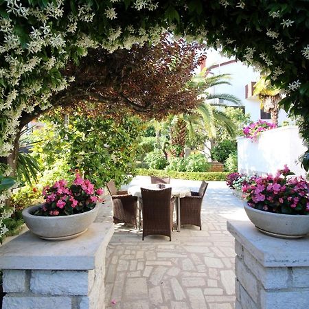 Modern Apartment Sabina With Nice Garden โปเรช ภายนอก รูปภาพ