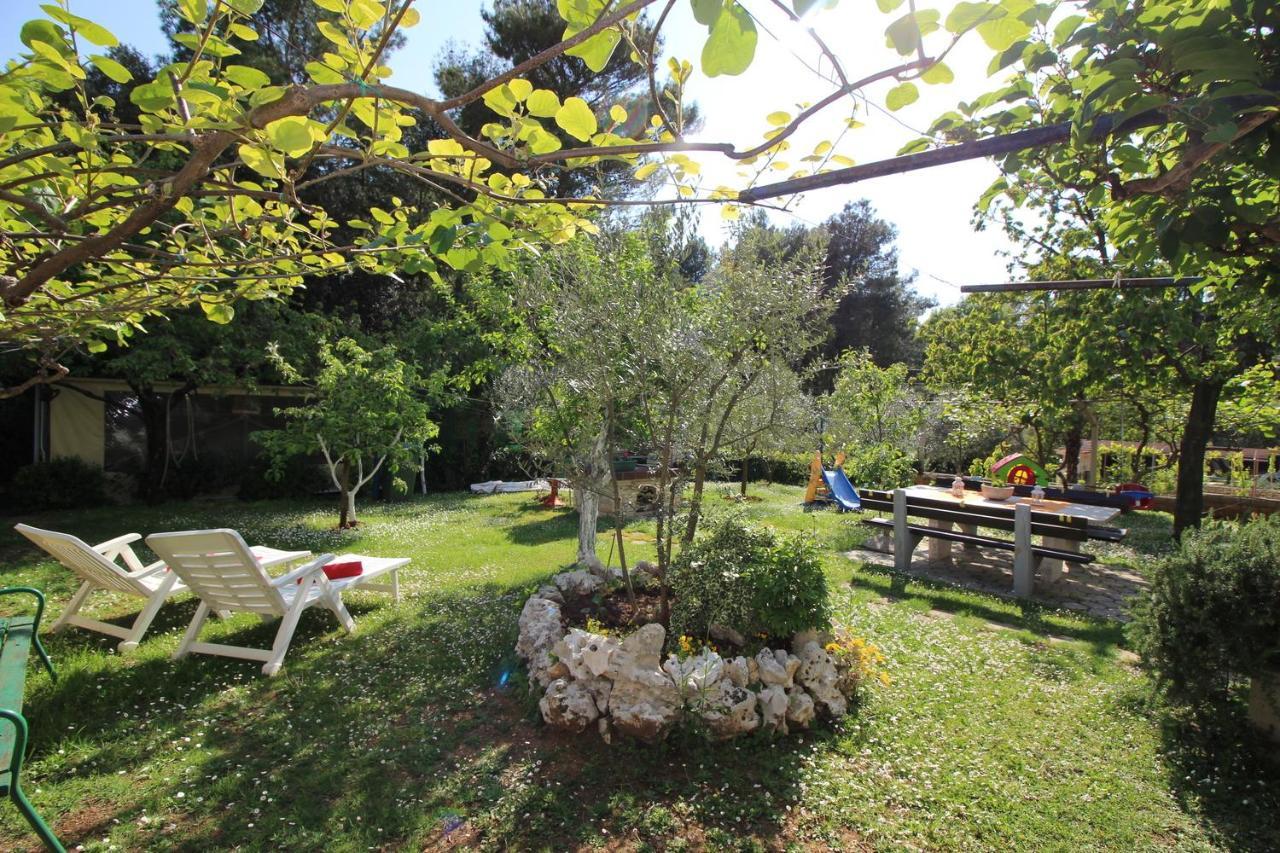 Modern Apartment Sabina With Nice Garden โปเรช ภายนอก รูปภาพ