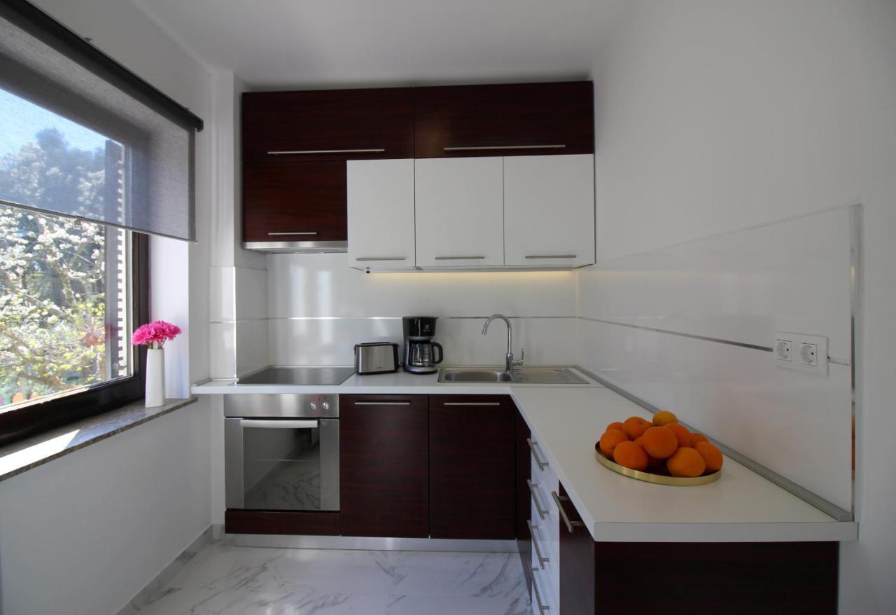 Modern Apartment Sabina With Nice Garden โปเรช ภายนอก รูปภาพ