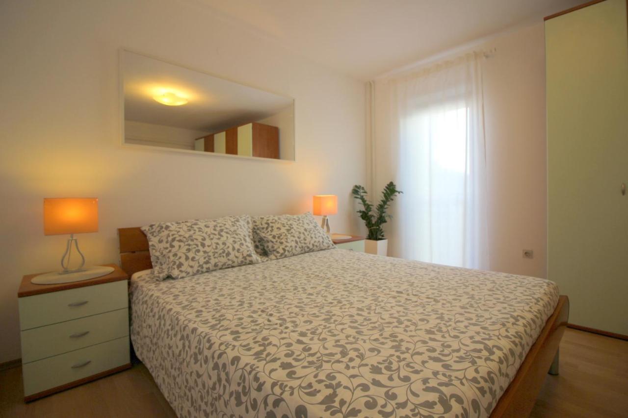 Modern Apartment Sabina With Nice Garden โปเรช ภายนอก รูปภาพ