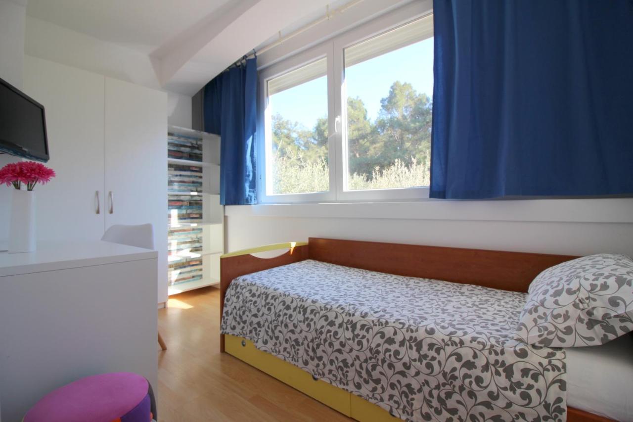 Modern Apartment Sabina With Nice Garden โปเรช ภายนอก รูปภาพ