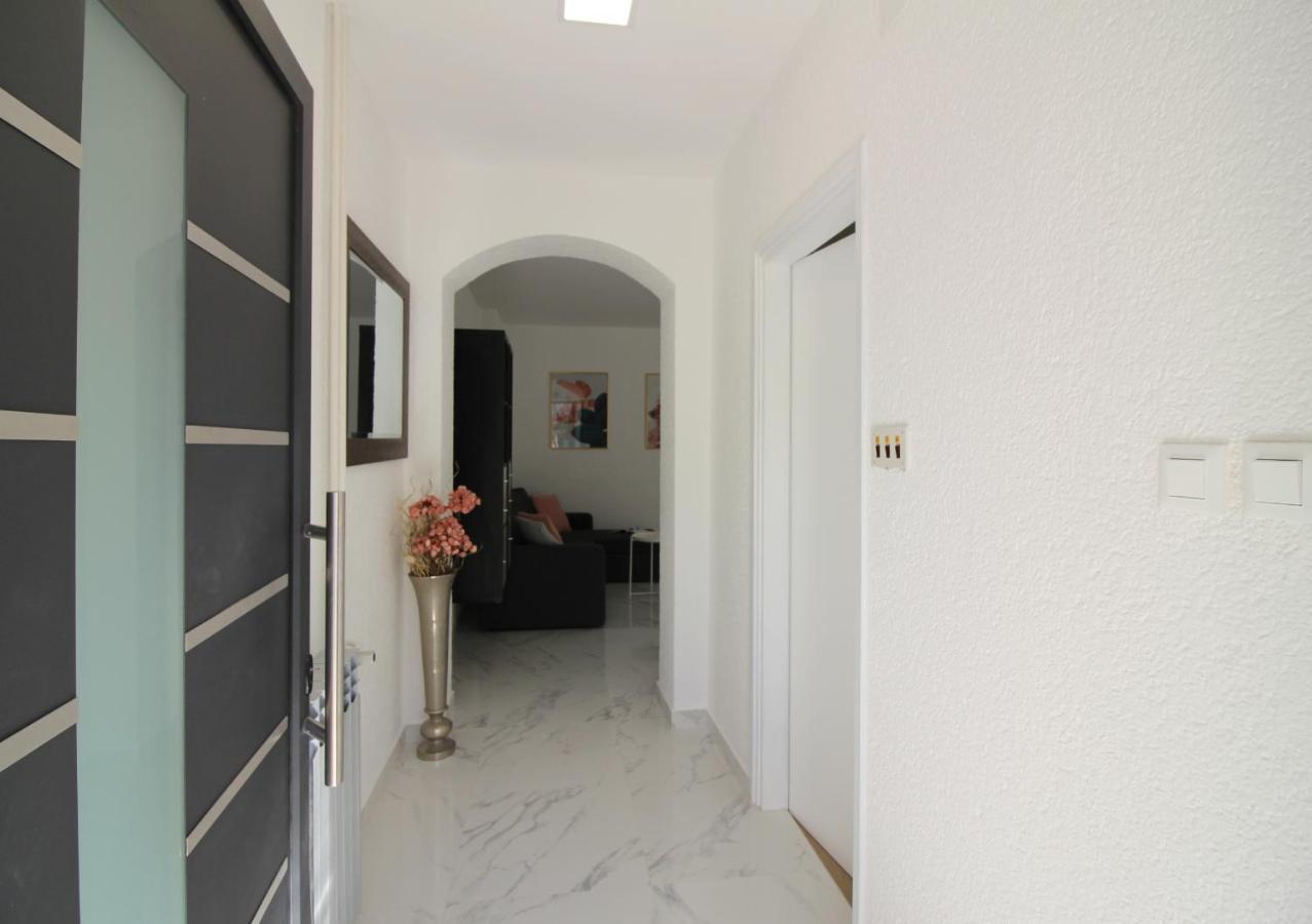 Modern Apartment Sabina With Nice Garden โปเรช ภายนอก รูปภาพ