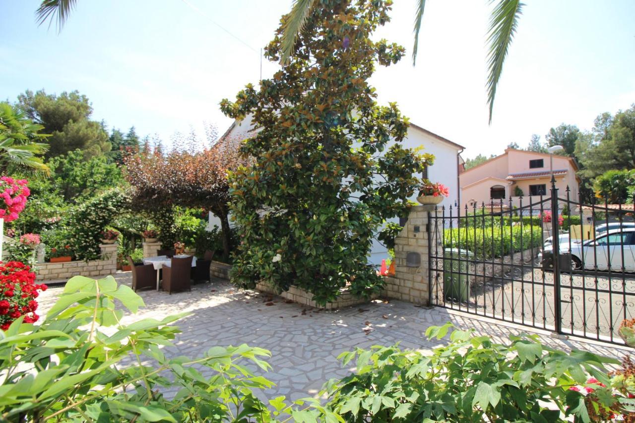 Modern Apartment Sabina With Nice Garden โปเรช ภายนอก รูปภาพ