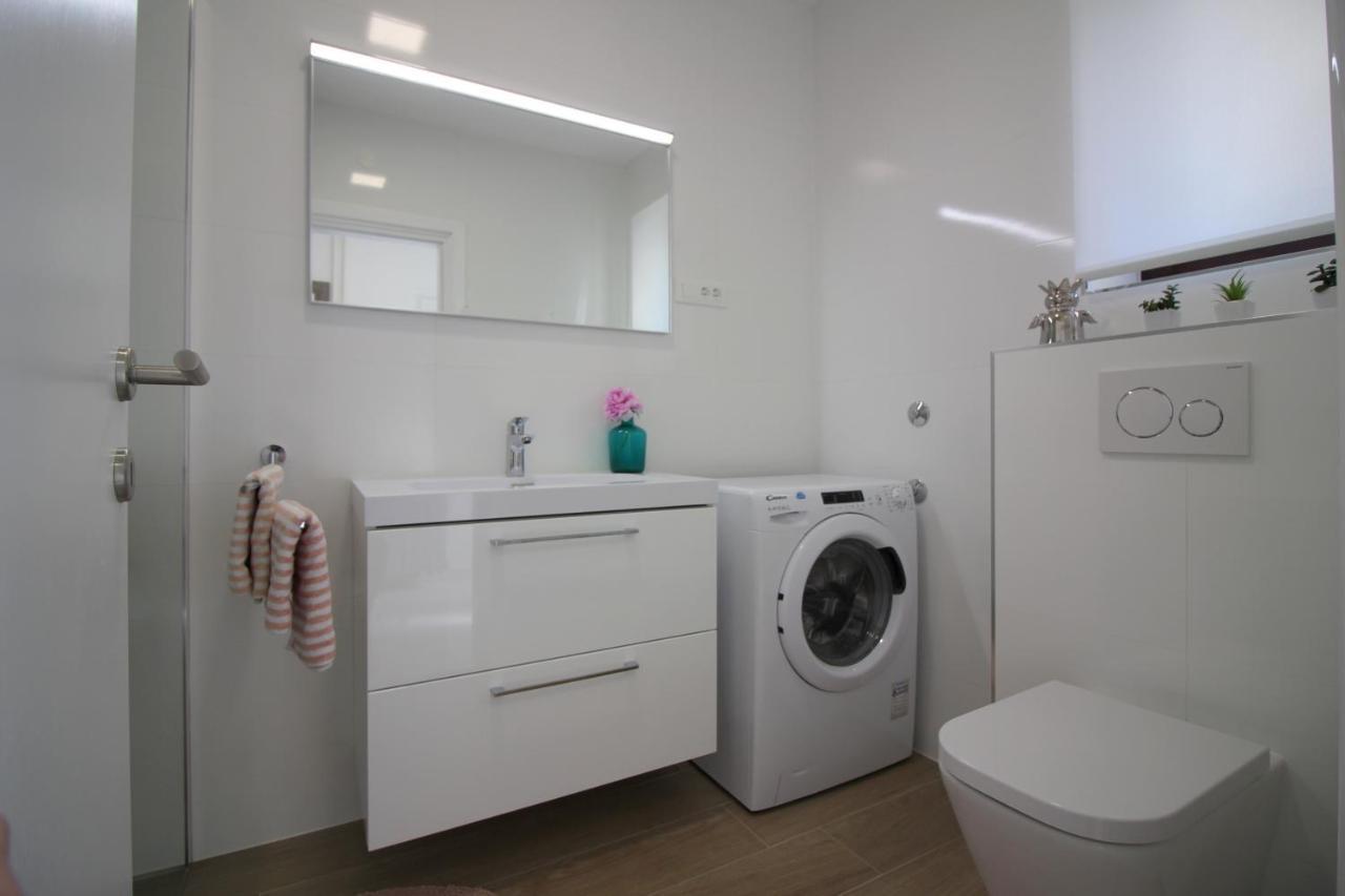 Modern Apartment Sabina With Nice Garden โปเรช ภายนอก รูปภาพ