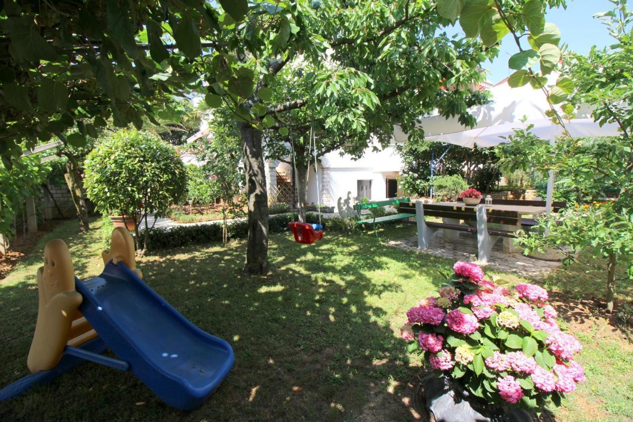 Modern Apartment Sabina With Nice Garden โปเรช ภายนอก รูปภาพ