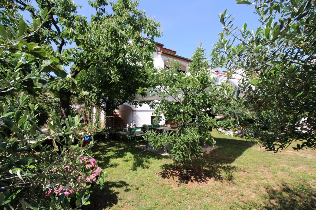 Modern Apartment Sabina With Nice Garden โปเรช ภายนอก รูปภาพ