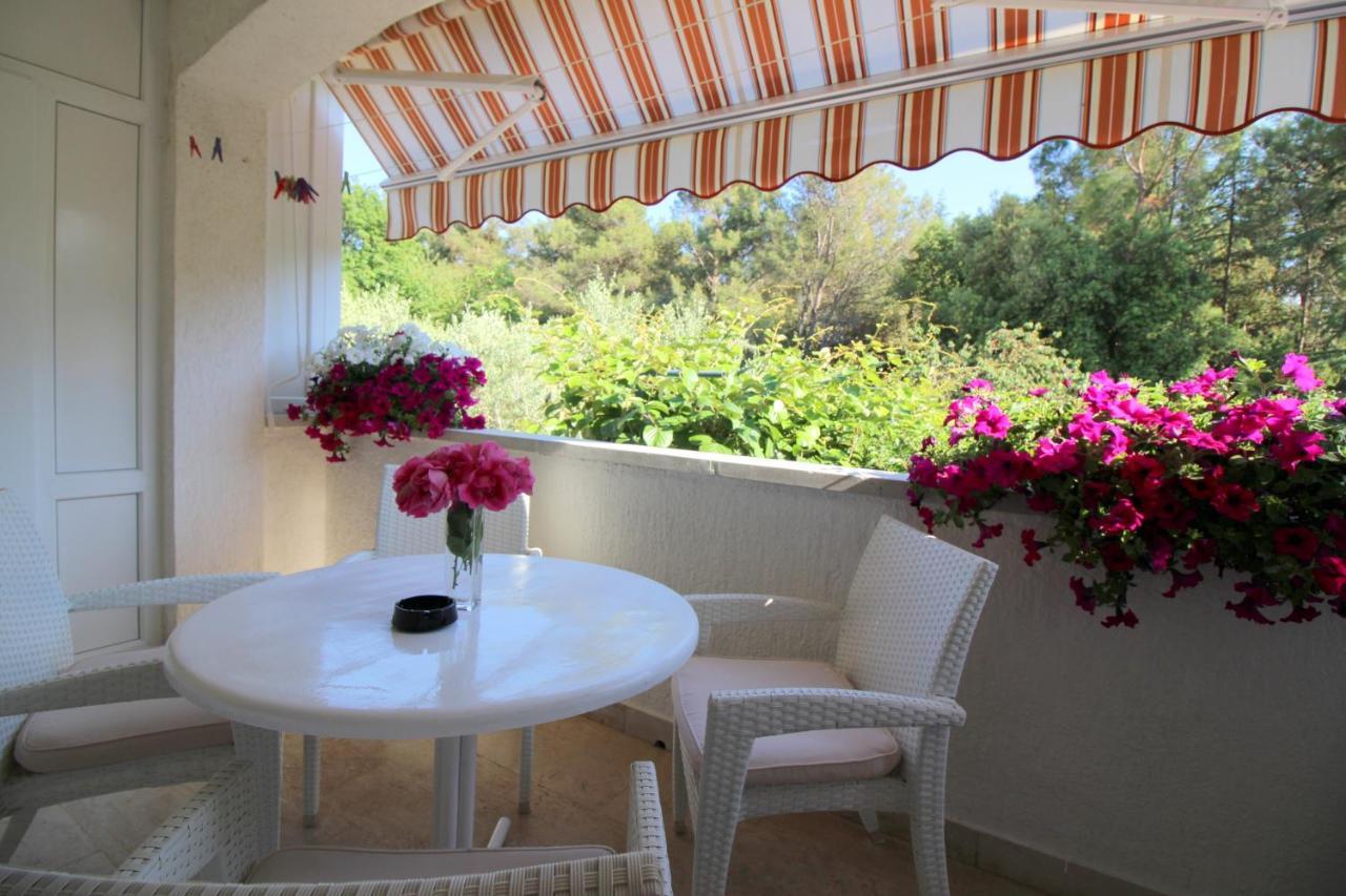 Modern Apartment Sabina With Nice Garden โปเรช ภายนอก รูปภาพ