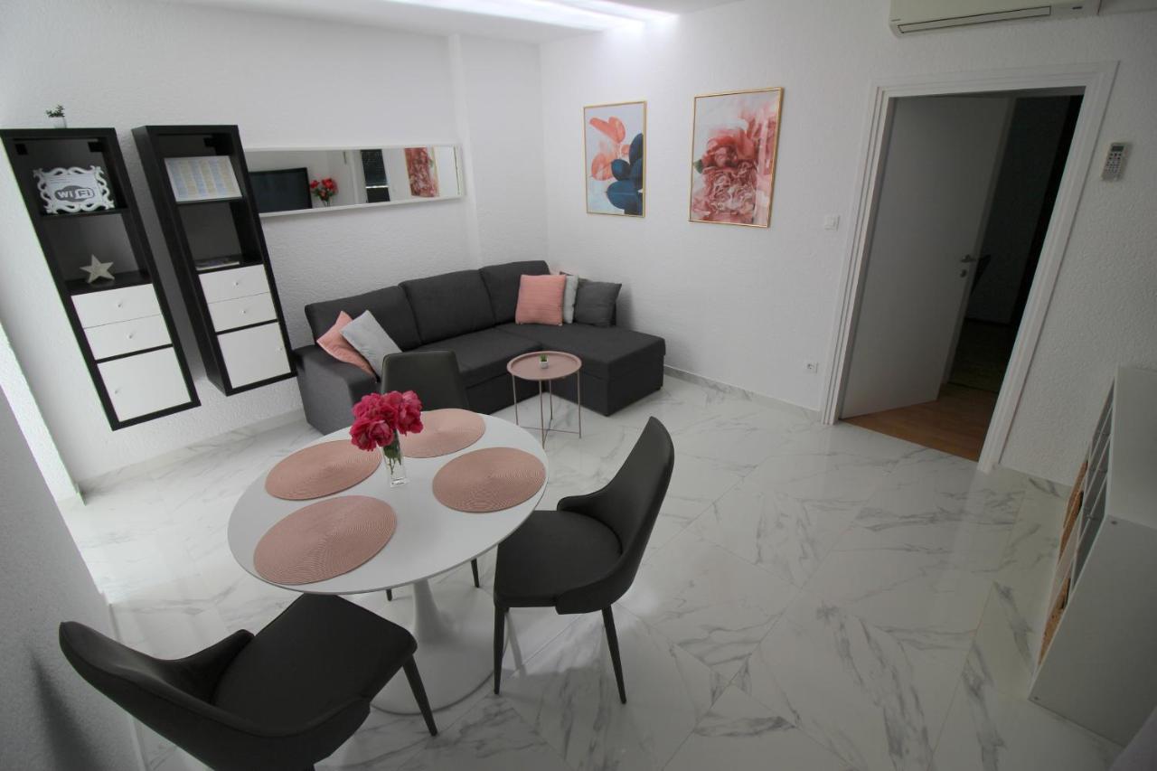Modern Apartment Sabina With Nice Garden โปเรช ภายนอก รูปภาพ
