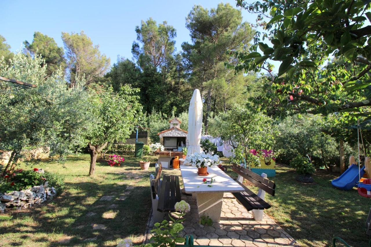 Modern Apartment Sabina With Nice Garden โปเรช ภายนอก รูปภาพ