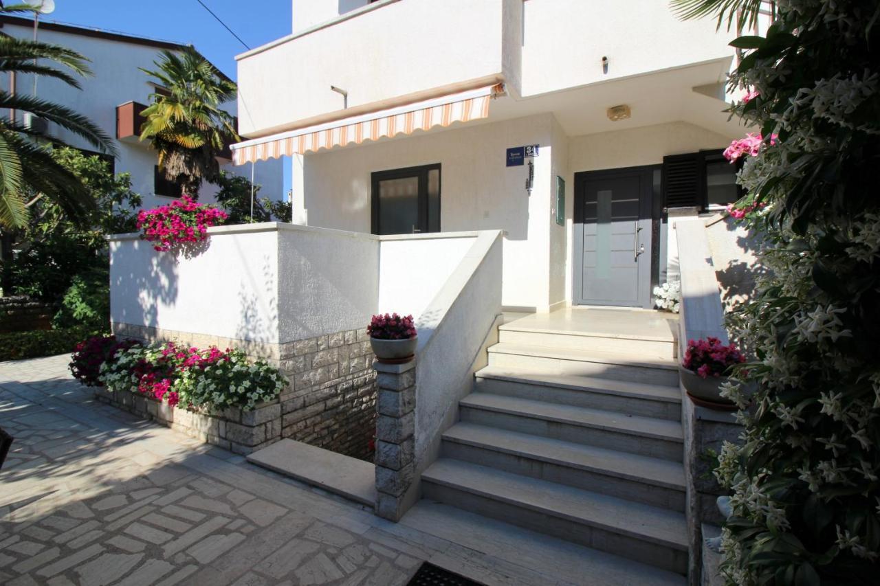 Modern Apartment Sabina With Nice Garden โปเรช ภายนอก รูปภาพ