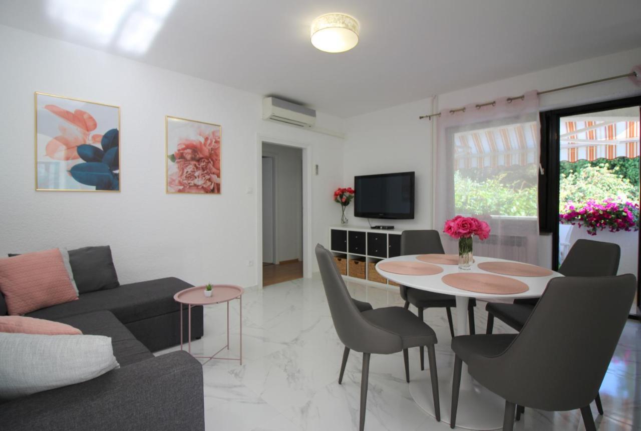 Modern Apartment Sabina With Nice Garden โปเรช ภายนอก รูปภาพ