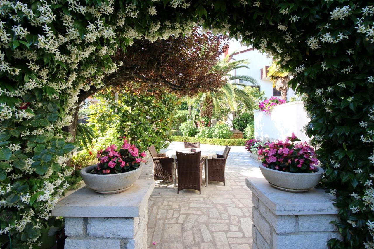 Modern Apartment Sabina With Nice Garden โปเรช ภายนอก รูปภาพ