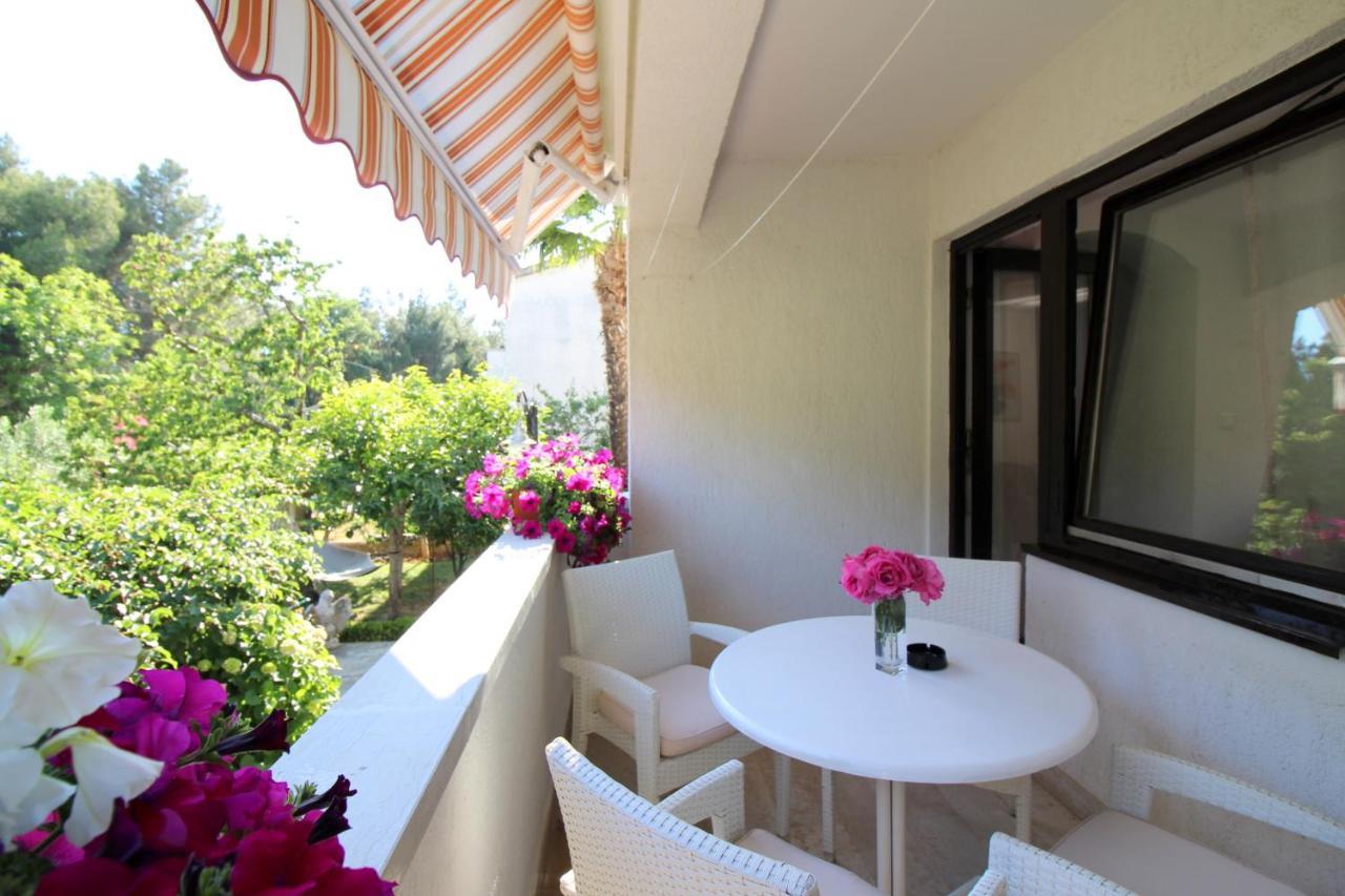 Modern Apartment Sabina With Nice Garden โปเรช ภายนอก รูปภาพ